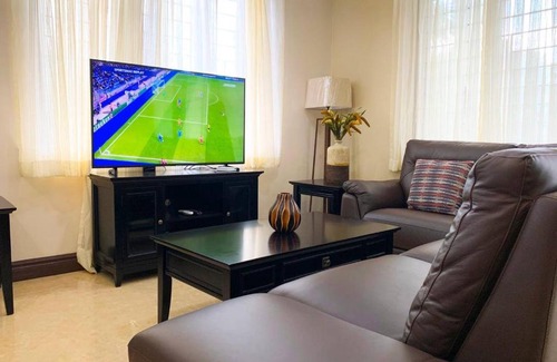 Eastwood Park Casa | Kingston City View Vacation Stay 2