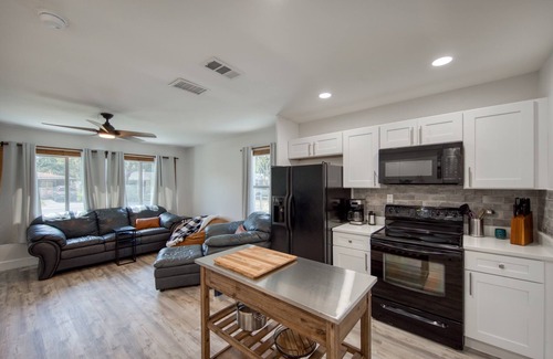 Disston Heights Casa | Kingston - House in St. Petersburg. Close to downtown & the beach! Dog friendly