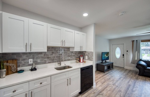 Disston Heights Casa | Kingston - House in St. Petersburg. Close to downtown & the beach! Dog friendly