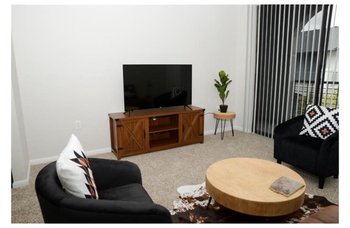 South Central Houston Apartamento | Kirby Place - Luxury pool - med center - gym