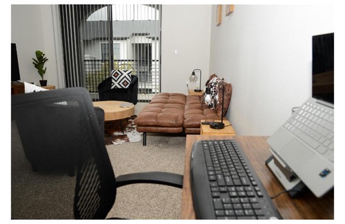 South Central Houston Apartamento | Kirby Place - Luxury pool - med center - gym