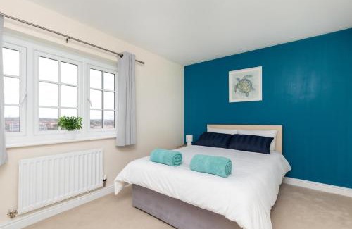 Stanley Casa | Kirkstall by Alt-Stay - 4 Bed Contractor, Corporate & Relocation Accommodation with 2x En Suites and King Beds plus Kitchen, Laundry, Parking, Workspaces, Smart TV and Fast Wi Fi - Long Stay Ready with Weekly and Monthly Rates