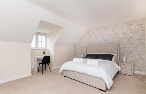 Stanley Casa | Kirkstall by Alt-Stay - 4 Bed Contractor, Corporate & Relocation Accommodation with 2x En Suites and King Beds plus Kitchen, Laundry, Parking, Workspaces, Smart TV and Fast Wi Fi - Long Stay Ready with Weekly and Monthly Rates