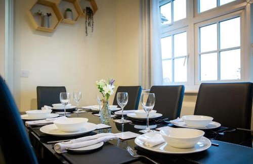 Stanley Casa | Kirkstall by Alt-Stay - 4 Bed Contractor, Corporate & Relocation Accommodation with 2x En Suites and King Beds plus Kitchen, Laundry, Parking, Workspaces, Smart TV and Fast Wi Fi - Long Stay Ready with Weekly and Monthly Rates