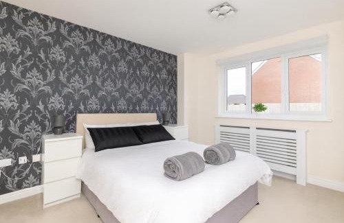 Stanley Casa | Kirkstall by Alt-Stay - 4 Bed Contractor, Corporate & Relocation Accommodation with 2x En Suites and King Beds plus Kitchen, Laundry, Parking, Workspaces, Smart TV and Fast Wi Fi - Long Stay Ready with Weekly and Monthly Rates