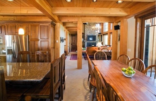 Palisades Casa | Kirkwood Luxury Palisades Home entre las sillas 6 y 7.