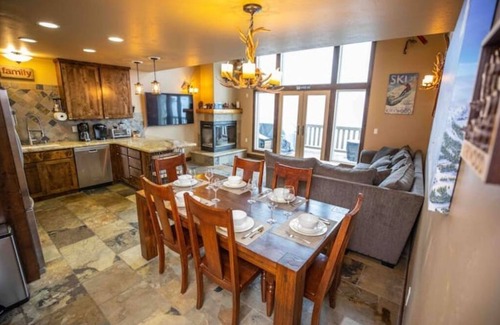 Kirkwood Cabina | Kirkwood Mountainside Cabin & Cottage, Deck with Views, Walk to Lifts!