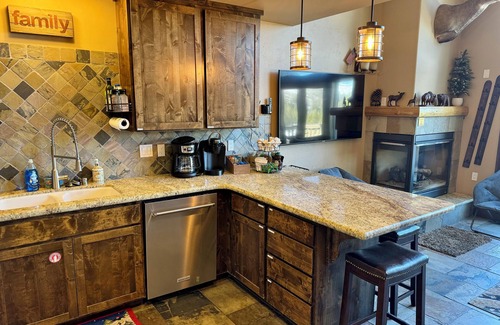 Kirkwood Cabina | Kirkwood Mountainside Cabin & Cottage, Deck with Views, Walk to Lifts!