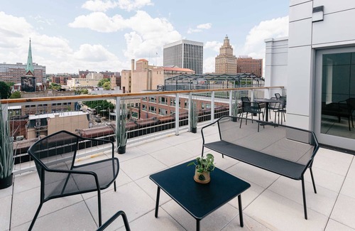 Central Business District Apartamento | Kislak 302 Spacious 1BR in Heart of Downtown