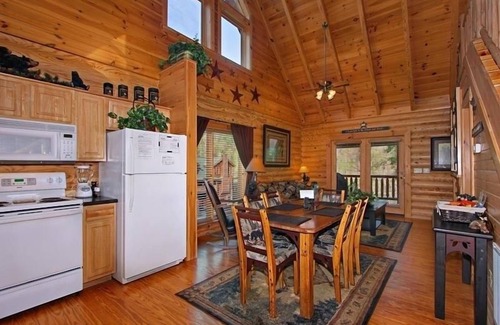 Gatlinburg - Pigeon Forge Cabina | Kiss Me Goodnight 1 Bedroom Cabin by RedAwning