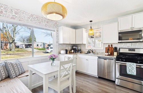 Madison Heights Casa | ☀️ Kissed by Sunshine ☀️ 3BDR Ranch by Royal Oak & Ferndale - Family Friendly 2TVs