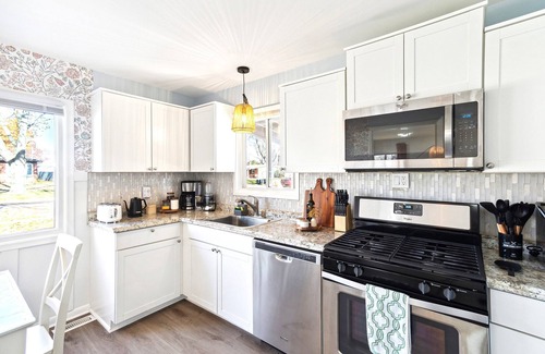 Madison Heights Casa | ☀️ Kissed by Sunshine ☀️ 3BDR Ranch by Royal Oak & Ferndale - Family Friendly 2TVs