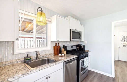 Madison Heights Casa | ☀️ Kissed by Sunshine ☀️ 3BDR Ranch by Royal Oak & Ferndale - Family Friendly 2TVs