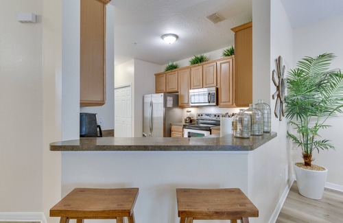 West Kissimmee Casa | Casa de pueblo central con acceso a la piscina ~ 10 minutos de Disney!