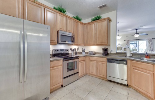West Kissimmee Casa | Casa de pueblo central con acceso a la piscina ~ 10 minutos de Disney!