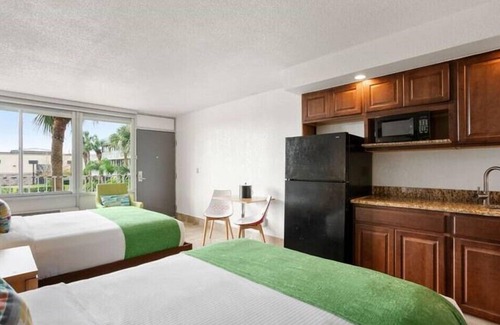 Historic Downtown Kissimmee Hotel | Kissimmee Spacious Suite with Pool & Fitness Center