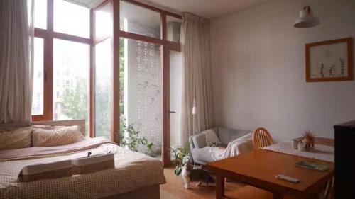 District 3 Casa | KitchenStay with Big Windows & River View