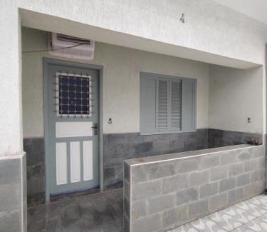Canto do Forte Villa | Kitnet térrea com cozinha e estacionamento