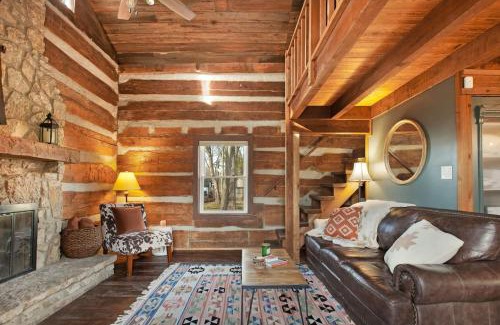 Indianapolis Casa | Kit’s Cabin Log Cabin Retreat in Indianapolis