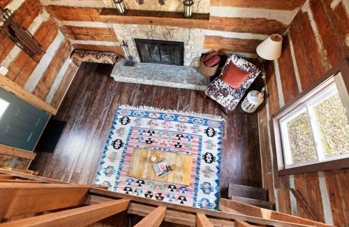 Indianapolis Casa | Kit’s Cabin Log Cabin Retreat in Indianapolis