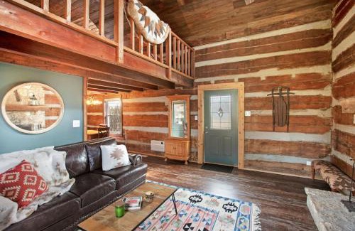 Indianapolis Casa | Kit’s Cabin Log Cabin Retreat in Indianapolis