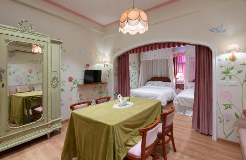 Thanon Phetchaburi Hotel | Kitsch Hotel
