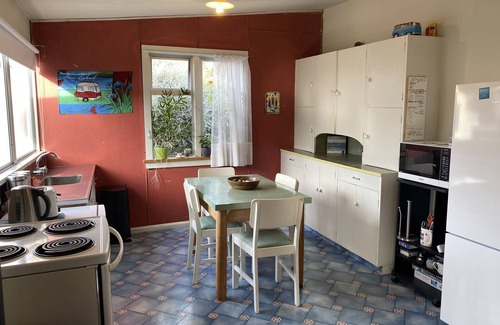 Picton Casa | Kiwi bach, pet friendly, comfy, quiet and central