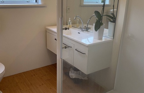 Picton Casa | Kiwi bach, pet friendly, comfy, quiet and central
