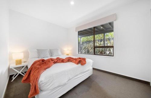 Frankton Casa | Kiwi style home! Views of lake. Large outdoor area