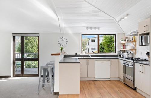Frankton Casa | Kiwi style home! Views of lake. Large outdoor area