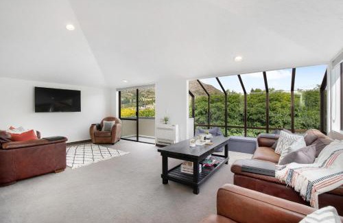 Frankton Casa | Kiwi style home! Views of lake. Large outdoor area