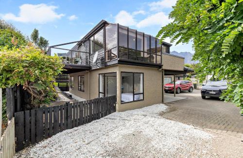 Frankton Casa | Kiwi style home! Views of lake. Large outdoor area