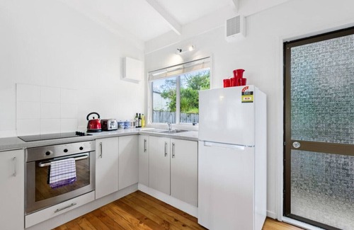 Red Beach Casa | Kiwi to its Core, Bach Perfect | WiFi | Netflix