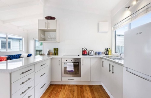Red Beach Casa | Kiwi to its Core, Bach Perfect | WiFi | Netflix