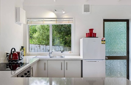 Red Beach Casa | Kiwi to its Core, Bach Perfect | WiFi | Netflix
