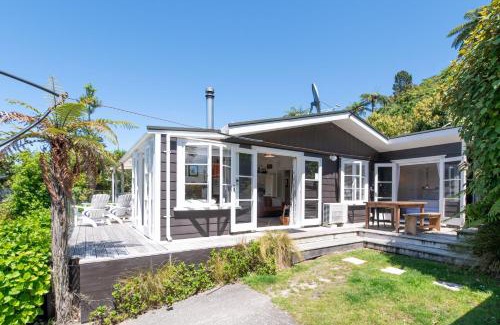 Lake Tarawera Casa | Kiwiana Bach - Lake Tarawera Holiday Home