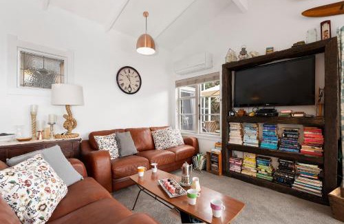 Lake Tarawera Casa | Kiwiana Bach - Lake Tarawera Holiday Home