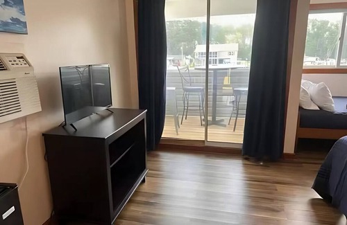 Coinjock Apartamento | Knot Four- Balcony View of ICW- Dog Friendly!