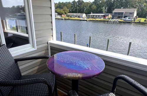 Coinjock Apartamento | Knot One- Balcony View of ICW- Dog Friendly!