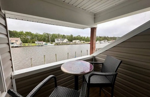Coinjock Apartamento | Knot One- Balcony View of ICW- Dog Friendly!