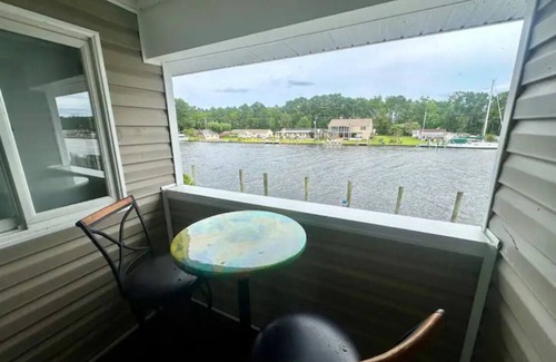 Coinjock Apartamento | Knot Two- Balcony View of ICW- Dog Friendly