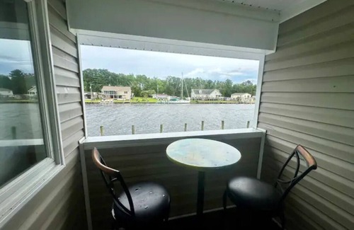 Coinjock Apartamento | Knot Two- Balcony View of ICW- Dog Friendly