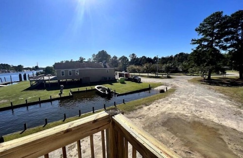 Coinjock Apartamento | Knot Two- Balcony View of ICW- Dog Friendly