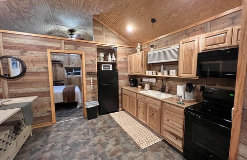 Cascade Cabina | Knotted Oak Cabin Two Bedroom/One Bath/Full Kitchen