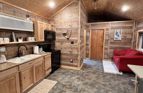 Cascade Cabina | Knotted Oak Cabin Two Bedroom/One Bath/Full Kitchen
