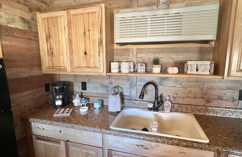 Cascade Cabina | Knotted Oak Cabin Two Bedroom/One Bath/Full Kitchen
