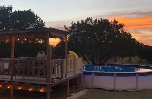 Bandera Cabaña | “Knotty Pine Cottage"- Bandera Firepit & Pool