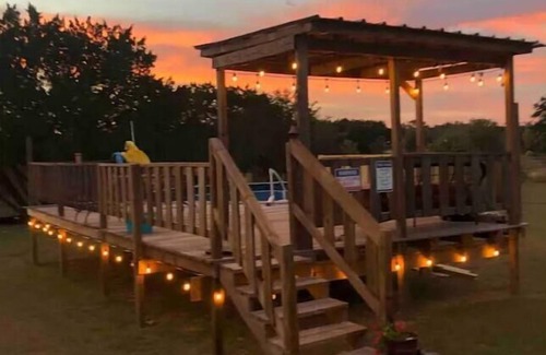Bandera Cabaña | “Knotty Pine Cottage"- Bandera Firepit & Pool