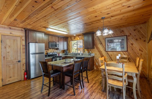 Truckee Cabina | Knotty Pine Family Cabin (Tahoe Donner) - Dogs Welcome!!!