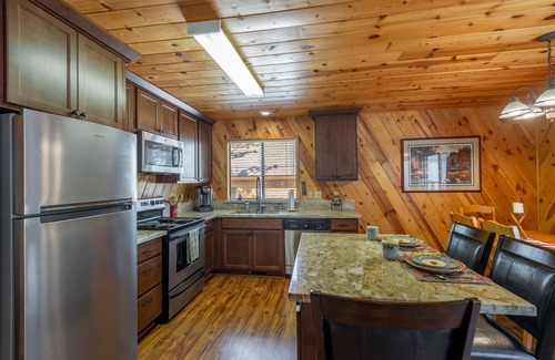 Truckee Cabina | Knotty Pine Family Cabin (Tahoe Donner) - Dogs Welcome!!!